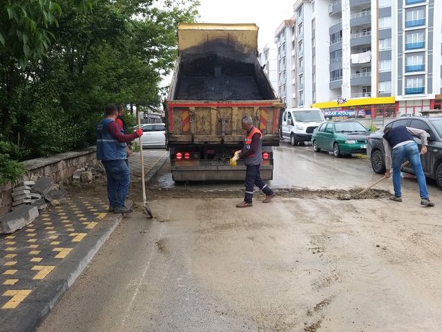 SEL NEDENİYLE HASAR GÖREN YERLERDE YAMA ÇALIŞMALARI DEVAM EDİYOR