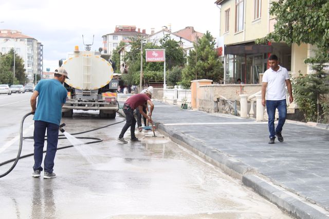 Fatih Mahallesinde kaldırım çalışmalarında oluşan atıklar temizleniyor.
