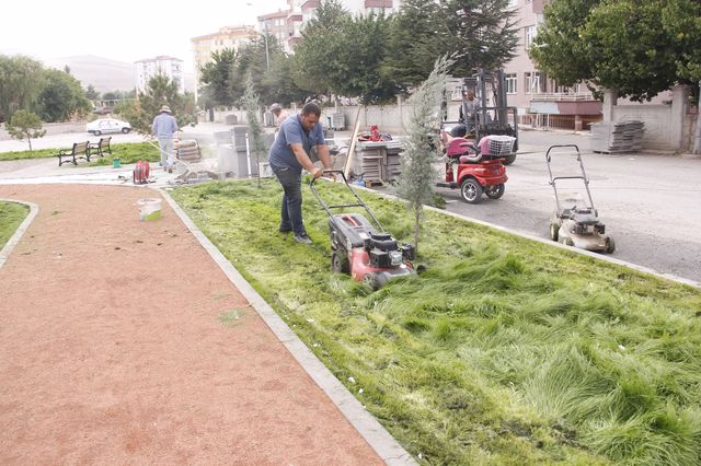 ​PARKLARIMIZDA ÇİM BİÇME VE BAKIM ÇALIŞMALARI DEVAM EDİYOR