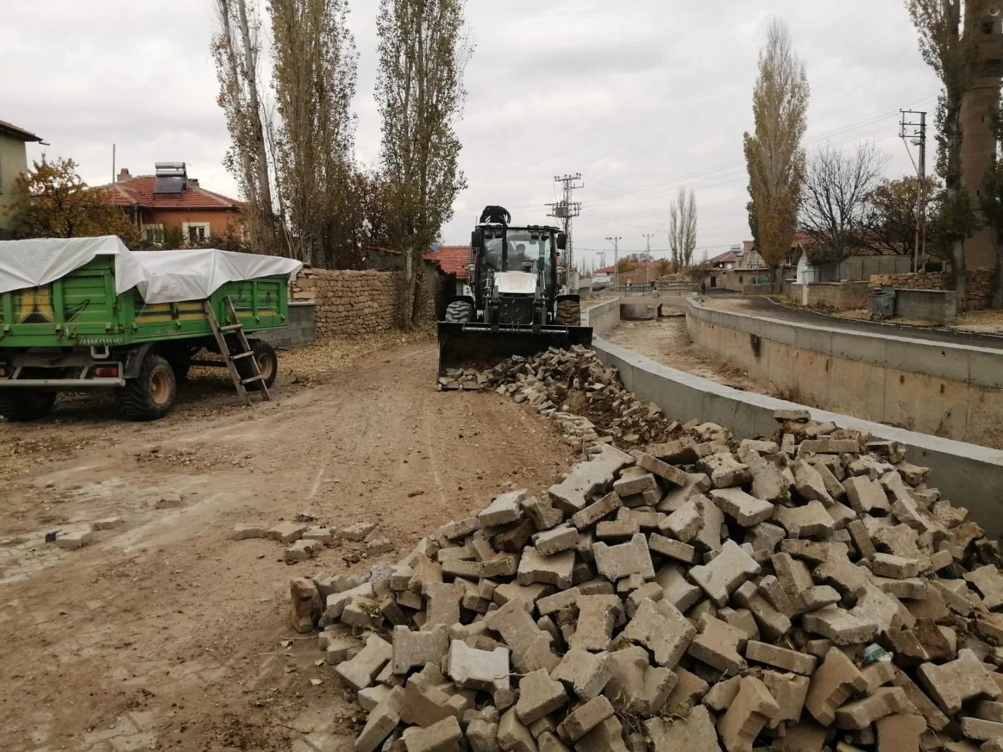 KAHVECİ MAHALLESİ'NDE YOL ÇALIŞMALARI DEVAM EDİYOR