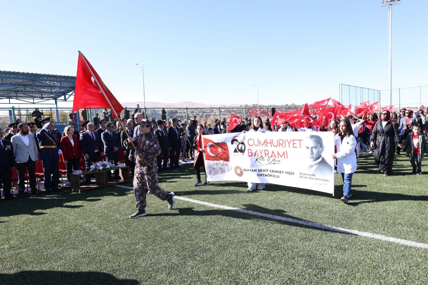 29 EKİM BÜNYAN'DA COŞKUYLA KUTLANDI