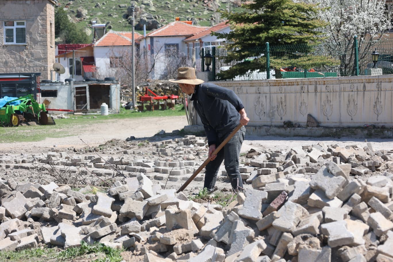 Süksün Mahallesinde yürütülen parke çalışmaları