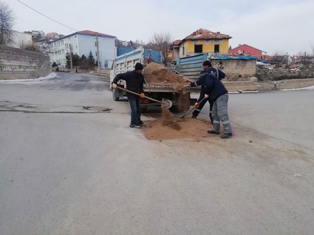 ilçemiz genelinde araç ve yaya yollarında bakım, onarım ve yenileme çalışmalarını sürdürüyor.