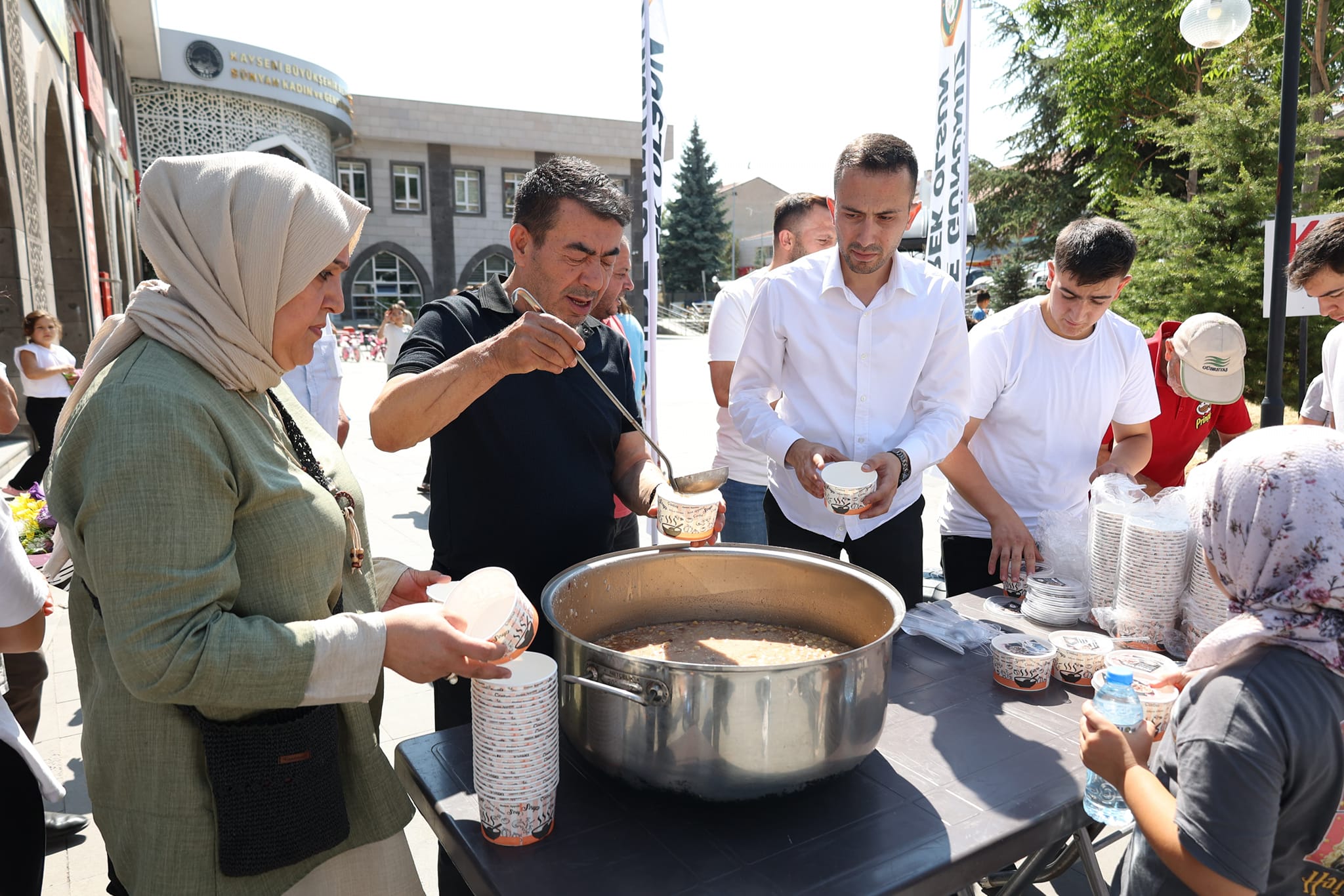 MUHARREM AYI VE AŞURE GÜNÜ VESİLESİYLE MEYDANLARDA AŞURE DAĞITILDI