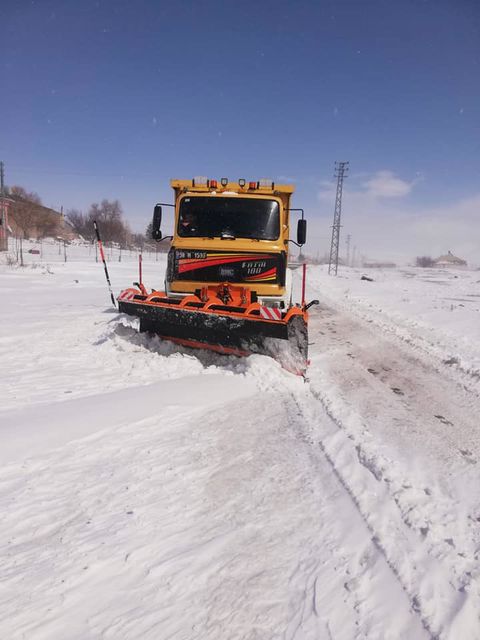 İlçemiz genelindeki yaya yollarında  kar temizleme çalışmaları yapıldı.