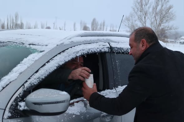 MAHSUR KALAN VATANDAŞLARA SICAK ÇAY İKRAI