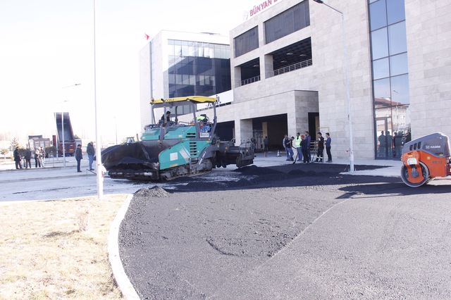​İLÇEMİZ GENELİNDE BAŞLATILAN ASFALT ÇALIŞMALARI KALDIĞI YERDEN DEVAM EDİYOR