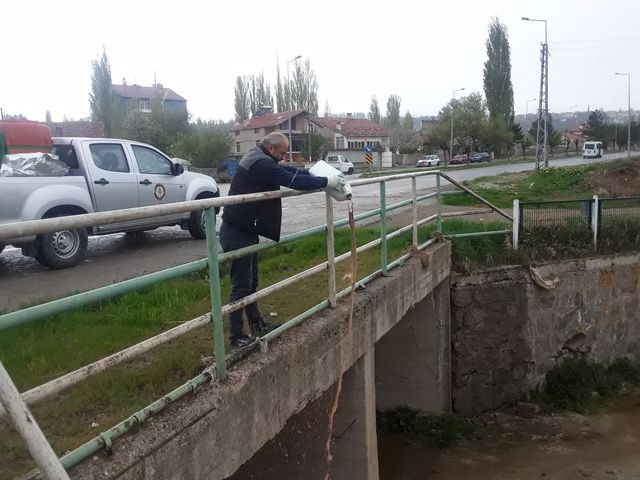 ​SİNEKLENMEYİ ÖNLEMEK İÇİN BELİRLENEN BÖLGELERDE İLAÇLAMA YAPILDI