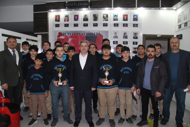 ​BAŞKAN ALTUN'DAN ŞAMPİYON ÖĞRENCİLERE ANLAMLI ÖDÜL