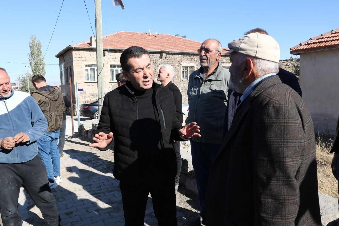 BAŞKAN METİN SÜKSÜN MAHALLESİ'NDE DEVAM EDEN ASFALT ÇALIŞMASINI YERİNDE İNCELEDİ