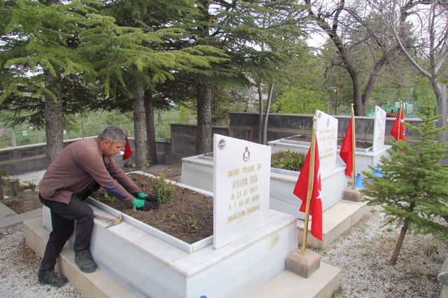 İlçemiz genelindeki tüm mezarlıklarda Ramazan Bayramı hazırlıklarına başladı.