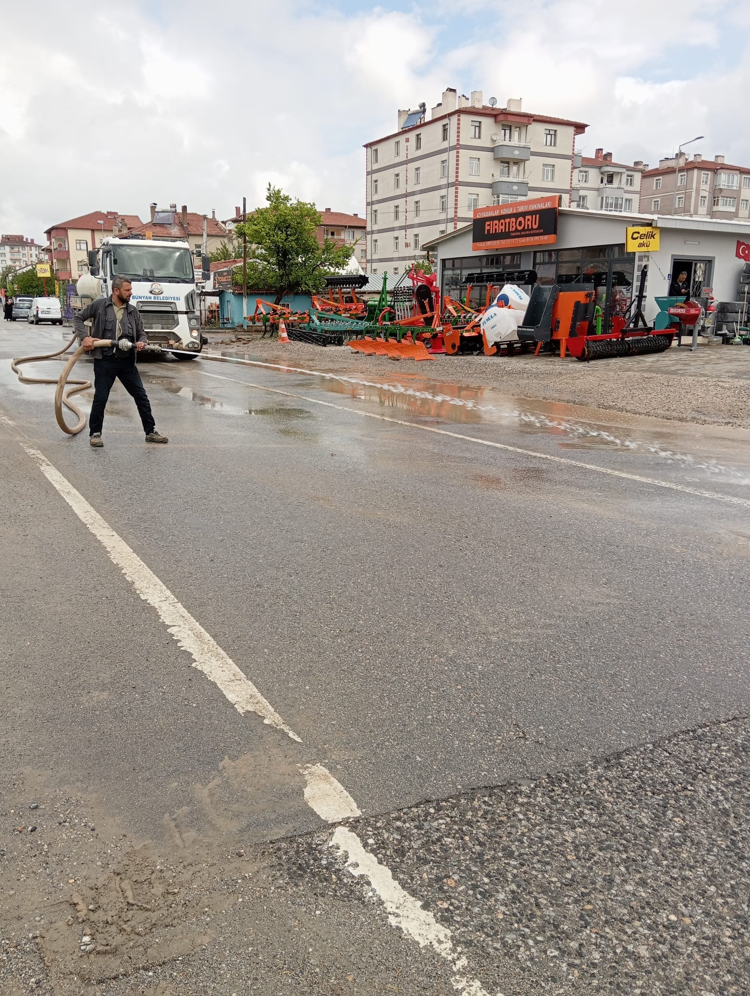 BELEDİYE EKİPLERİMİZ SELİN ARKASINDA BIRAKTIĞI HASARI GİDERMEK İÇİN HAREKETE GEÇTİ