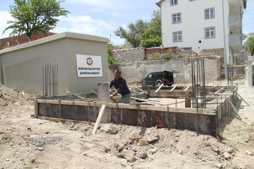 YUKARI MAHALLE MEZARLIK BÖLGESİNDE ŞADIRVAN YAPIMI İÇİN ÇALIŞMALAR BAŞLADI