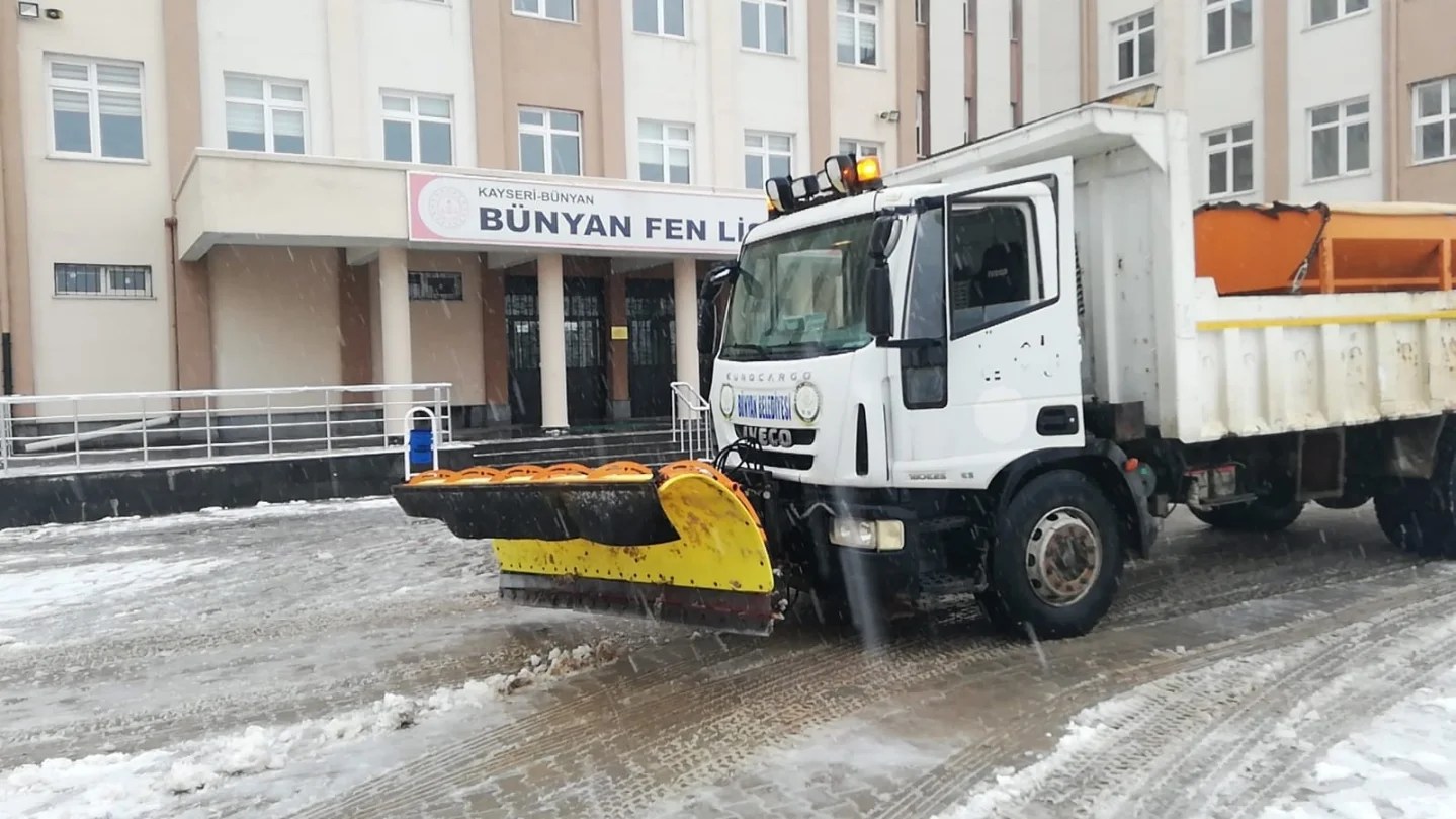 KAR KÜREME VE TUZLAMA ÇALIŞMALARI HIZ KESMEDEN DEVAM EDİYOR
