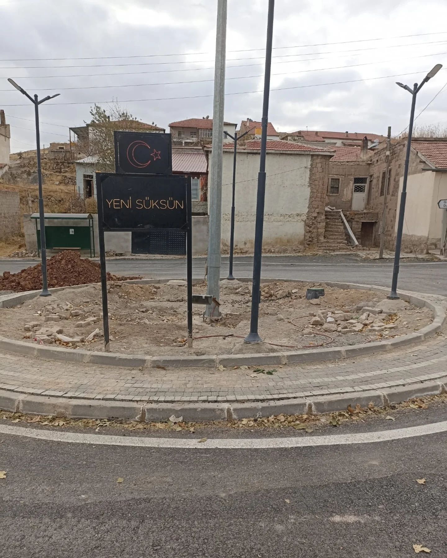SÜKSÜN MAHALLESİ'NDE MEYDAN YAPIM ÇALIŞMASI DEVAM ETMEKTEDİR