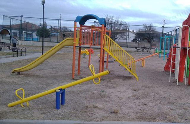İLÇE PARKLARINDA ÇALIŞMALAR SÜRÜYOR
