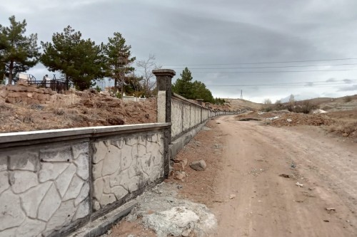 ​CUMHURİYET MAHALLESİ MEZARLIĞINDA ÇEVRE DUVARI YAPIM ÇALIŞMALARI TAMAMLANDI