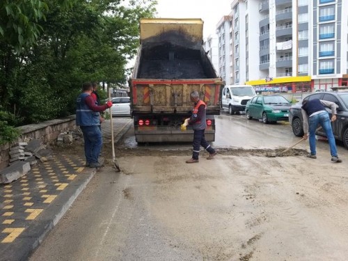 SEL NEDENİYLE HASAR GÖREN YERLERDE YAMA ÇALIŞMALARI DEVAM EDİYOR