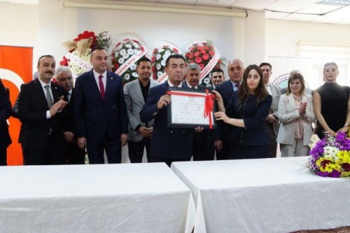 BAŞKAN METİN MAZBATASINI ALARAK GÖREVİNE BAŞLADI.