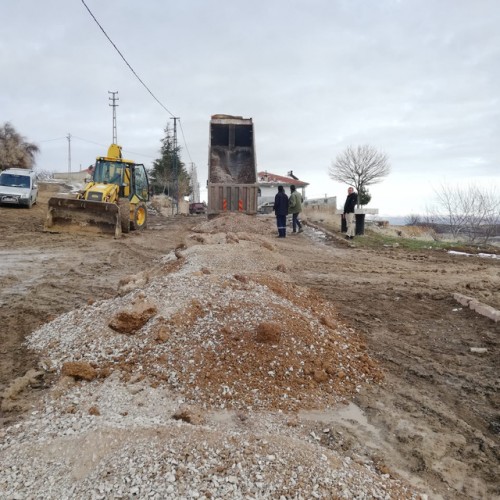 KIŞ ŞARTLARINDA BOZULAN YOLLARDA BAKIM ÇALIŞMALARI YAPILDI.
