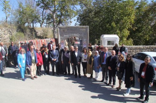 Başkan Altun ve Kaymakam Gülen Güzel Sanatlar Sergisi açılışını gerçekleştirdi.