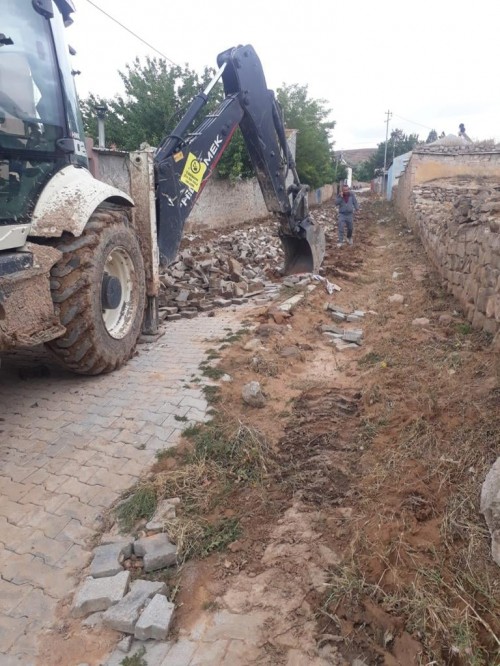 SIVGIN MAHALLESİNDE SELDE ZARAR GÖREN PARKE YOLLAR YAPIMA HAZIRLANIYOR