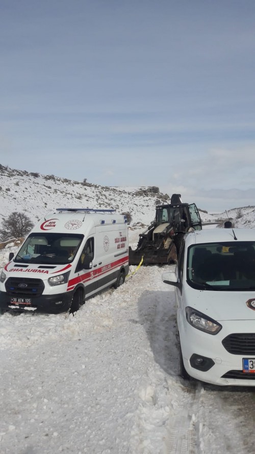 Ekiplerimizce İlçe genelinde  Karla Mücadele Çalışmalarımız Aralıksız devam ediyor.