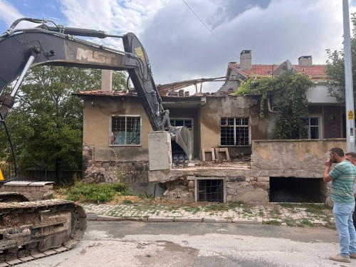 İBRAHİMBEY MAHALLEMİZDE TEHLİKE ARZ EDEN METRUK YAPI YIKILDI