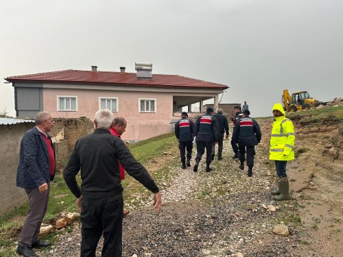 EKİPLERİMİZ YÜNÖREN MAHALLEMİZDE MEYDANA GELEN SELE MÜDAHALE ETTİ