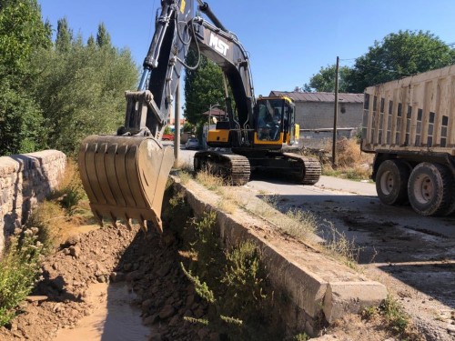 ​İLÇEMİZ İÇERİSİNDEN GEÇEN KAZIRMAĞI DERESİ, KÖTÜ KOKUYU GİDERMEK, SİNEKLENMEYİ, SEL VE SU BASKINLAR