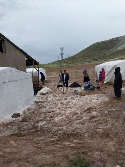 SEL NEDENİYLE MAHSUR KALAN 17 KİŞİ EKİPLERİMİZCE KURTARILDI