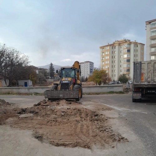 FATİH MAHALLESİ'NDE ASFALT YAMA ÖNCESİ HAZIRLIK ÇALIŞMALARI DEVAM EDİYOR