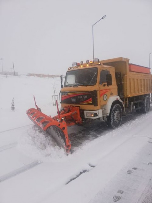 ilçemiz genelinde araç ve yaya yollarında küreme, ve yol açma çalışmaları devam ediyor.