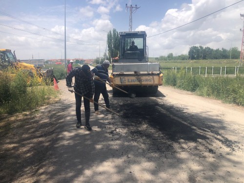 BOZULAN YOLLARDA BAKIM ONARIM VE YENİLEME ÇALIŞMALARI DEVAM EDİYOR