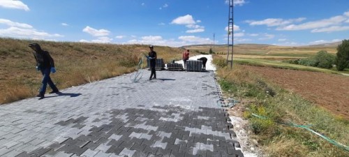 ​KİLİT PARKE YOL YAPIM ÇALIŞMALARI TOPSÖĞÜT MAHALLESİNDE SÜRÜYOR