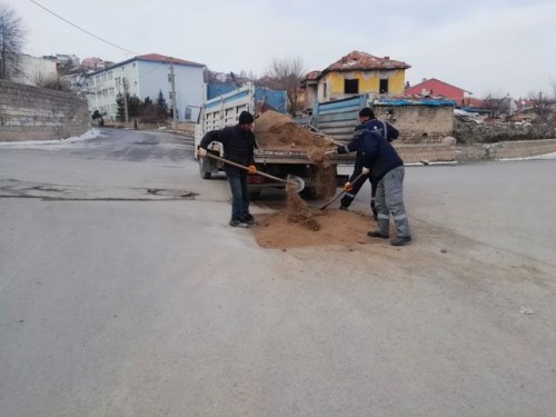 ilçemiz genelinde araç ve yaya yollarında bakım, onarım ve yenileme çalışmalarını sürdürüyor.