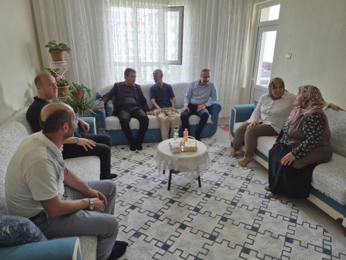 BAŞKAN METİN ŞEHİT AİLELERİNİ ZİYARET EDEREK BAYRAMLARINI KUTLADI