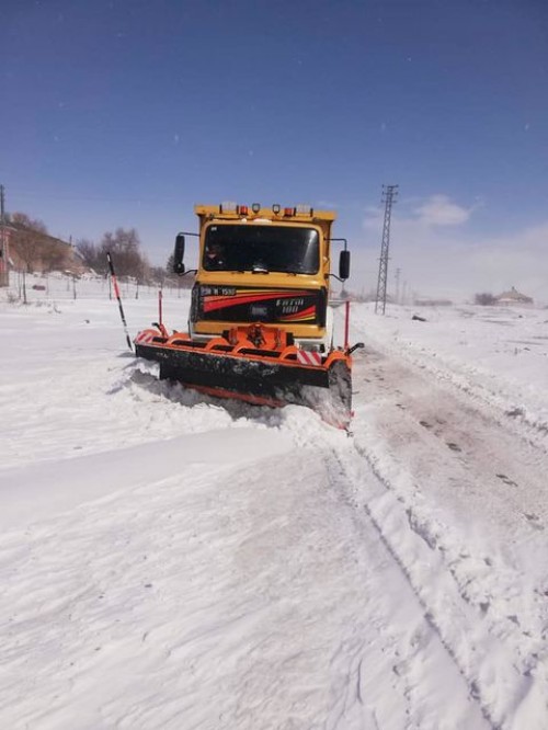 İlçemiz genelindeki yaya yollarında  kar temizleme çalışmaları yapıldı.