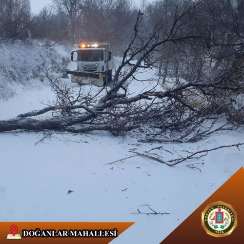 Mahallelerimizde kar küreme ve yol açma çalışmaları devam ediyor