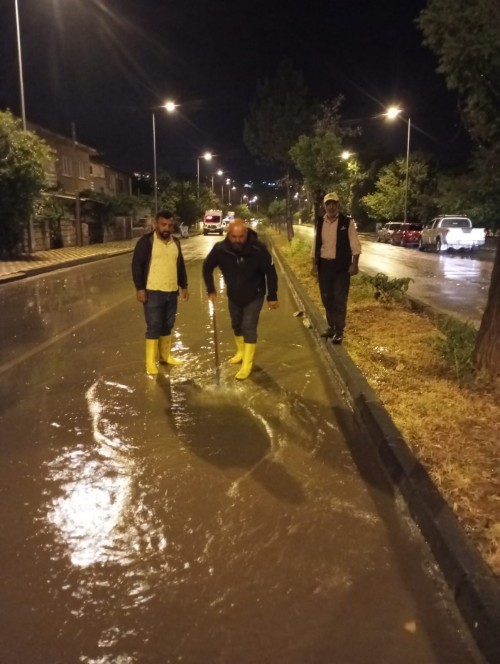 EKİPLERİMİZ İLÇEMİZ GENELİNDE SEL İLE MÜCADELE ÇALIŞMALARINI SÜRDÜRÜYOR