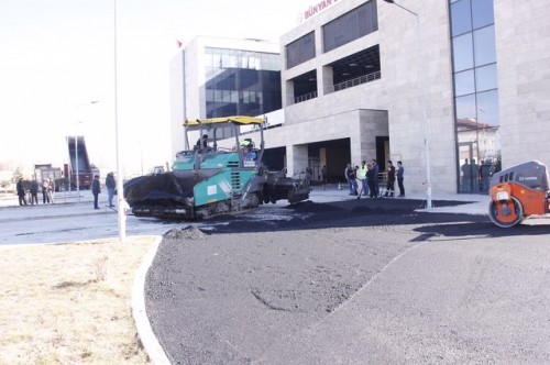 ​İLÇEMİZ GENELİNDE BAŞLATILAN ASFALT ÇALIŞMALARI KALDIĞI YERDEN DEVAM EDİYOR