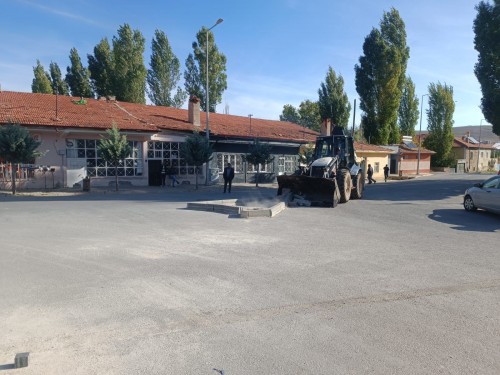 MEYDAN YENİLEME ÇALIŞMALARI GÜLLÜCE MAHALLEMİZDE DEVAM EDİYOR