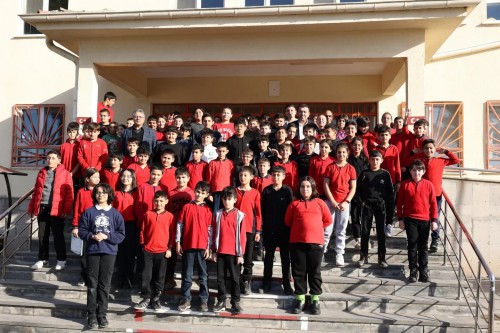 BAŞKAN METİN'DEN ÖĞRENCİLERE HEDİYE YAĞMURU
