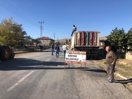 Yenisüksün Mahallemizde sıcak asfalt çalışmalarına başlandı