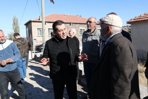 BAŞKAN METİN SÜKSÜN MAHALLESİ'NDE DEVAM EDEN ASFALT ÇALIŞMASINI YERİNDE İNCELEDİ