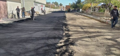 Asfalt Çalışmaları Sağlık Mahallesi Mehmet Özcan Caddesinde devam ediyor.