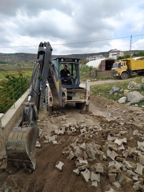 KARAKAYA MAHALLESİNDE ÜSTYAPI PARKE SÖKÜM VE TEMİZLİK ÇALIŞMALARI YAPILDI