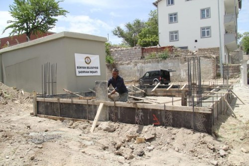 YUKARI MAHALLE MEZARLIK BÖLGESİNDE ŞADIRVAN YAPIMI İÇİN ÇALIŞMALAR BAŞLADI