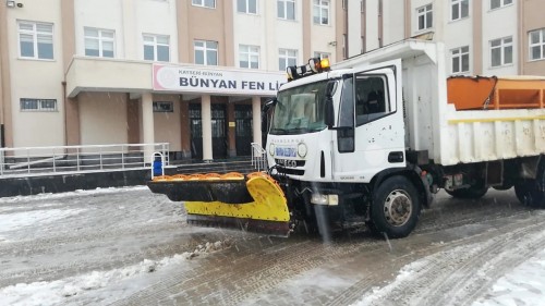 KAR KÜREME VE TUZLAMA ÇALIŞMALARI HIZ KESMEDEN DEVAM EDİYOR
