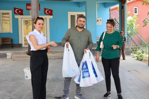 KIRTASİYE YARDIMI HIZ KESMEDEN DEVAM EDİYOR